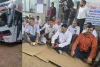 ठाणे - यात्रियों की जान से खिलवाड़; निजी बस मालिकों का आंदोलन, 100 बसें जमा