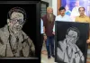  मुंबई / उद्धव ठाकरे को 64वें जन्मदिन पर 27000 हीरों की कारीगरी से बालासाहेब ठाकरे की तस्वीर भेंट