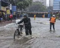 मुंबई में भारी बारिश का अनुमान... बारिश के कारण सड़क यातायात धीमा