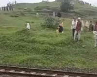 महाराष्ट्र के जलगांव में एक पैसेंजर ट्रेन पर पत्थरबाजी... दहशत में यात्री, सोशल मीडिया पर वीडियो वायरल