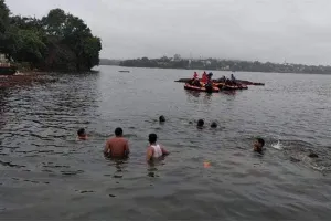 महाराष्ट्र में गणेश प्रतिमाओं के विसर्जन के दौरान हुई विभिन्न घटनाओं में कम से कम 20 लोगों की मौत