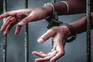 हीरा कारोबारी से जबरन वसूली के लिए मुंबई के दो पुलिसकर्मी गिरफ्तार...