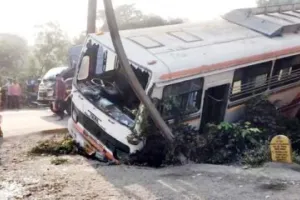 भिवंडी-वाडा रोड नदीनाका के पास बिजली के खंबे से टकराई बस... हादसे में पांच मेडिकल के विद्यार्थी हुए घायल, एक राहगीर की मौत