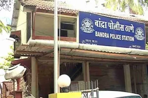 मुंबई : बांद्रा पुलिस स्टेशन में 4 लोगों पर अव्यवस्थित आचरण और संपत्ति को नुकसान पहुंचाने का मामला दर्ज