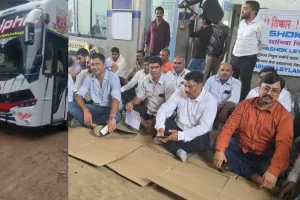 ठाणे - यात्रियों की जान से खिलवाड़; निजी बस मालिकों का आंदोलन, 100 बसें जमा