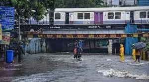 मुंबई उपनगर समेत महाराष्ट्र के कई हिस्सों में मूसलाधार बारिश...  लोकल सेवा बाधित, बुलानी पड़ी NDRF