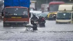 मुंबई की रफ्तार बारिश ने थामी...  ऑरेंज अलर्ट जारी