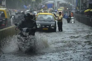 महाराष्ट्र के अन्य हिस्सों में भारी बारिश से जनजीवन अस्त-व्यस्त... लोकल ट्रेन सेवाएं प्रभावित, NDRF दल तैनात 