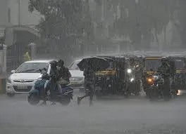 मुंबई में बारिश का रेड अलर्ट...  मौसम विभाग की चेतावनी !