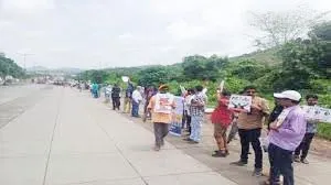 सड़कों की खराब स्थिति से नाराज नागरिकों ने वसई में राष्ट्रीय राजमार्ग पर मानव शृंखला बनाकर किया विरोध प्रदर्शन