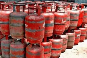 ठाणे जिले में गैस सिलेंडरों की कालाबाजारी का मामला...  341 LPG किए गए जब्त !