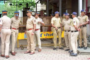 पुलिस ने कुर्ला इलाके में आत्महत्या की कोशिश कर रही एक महिला की जान बचाई