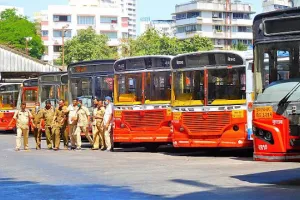 मुंबई: बेस्टकर्मियों की विभिन्न मांगों को लेकर ड्राइवरों के एक वर्ग द्वारा अचानक की गई हड़ताल; यात्रियों को परेशानी